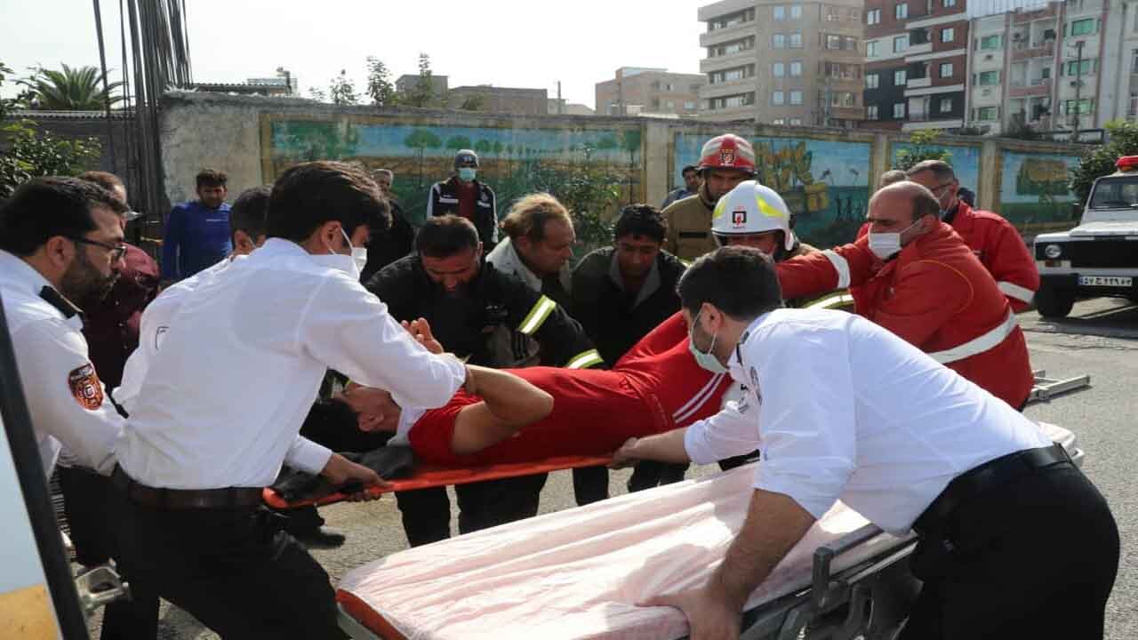 نجات کارگر سقوط کرده از ساختمان در ساری