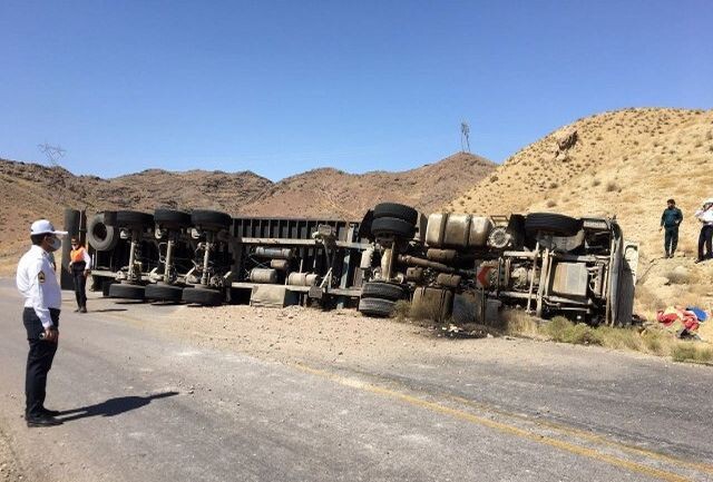 بر اثر واژگونی تریلی در گردنه اسدآباد دو نفر جان باختند