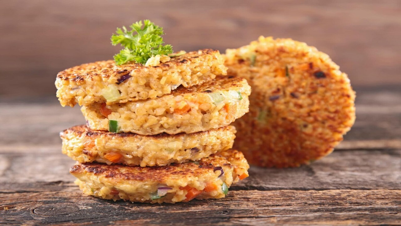 طرز تهیه کتلت کینوا ترد و خوشمزه؛ غذایی کم کالری و پر از خاصیت