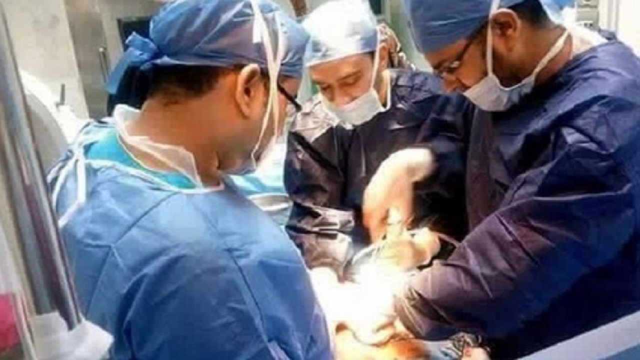 تعجب پزشکان از کشف ۲۳۰ میخ و شیشه در معده بیمار + عکس