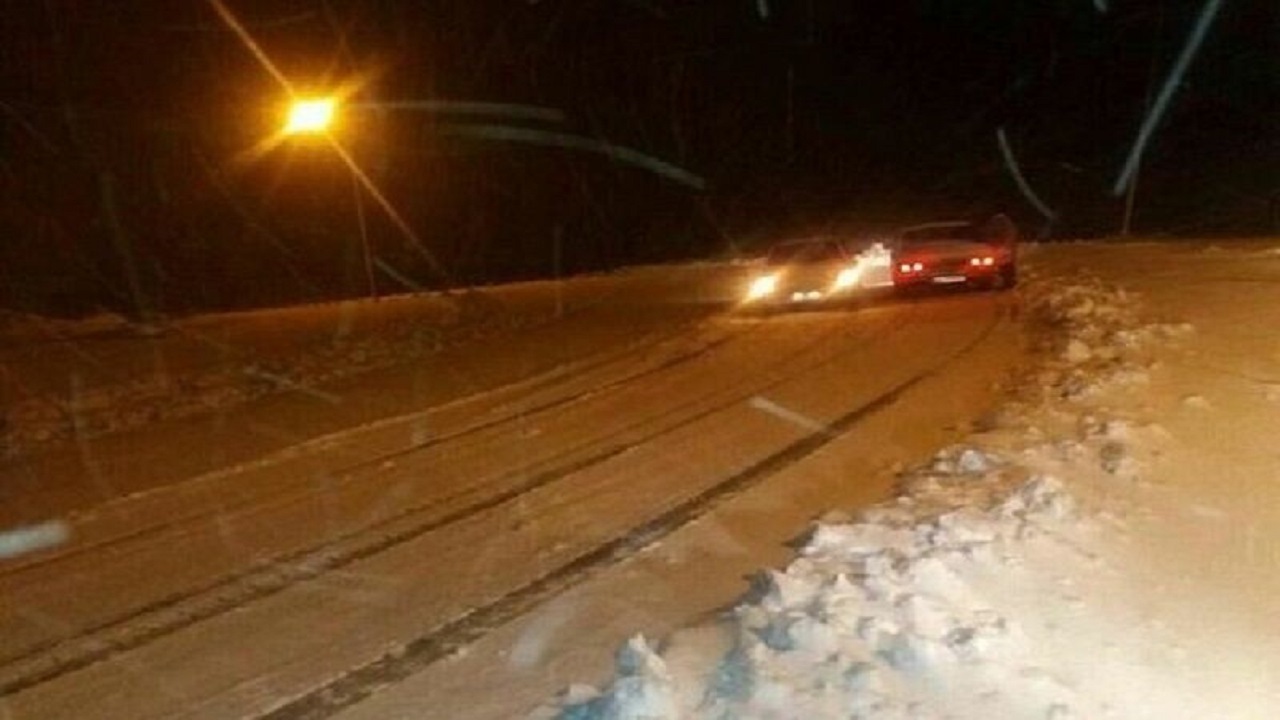 جاده‌های تکاب برفی و لغزنده است