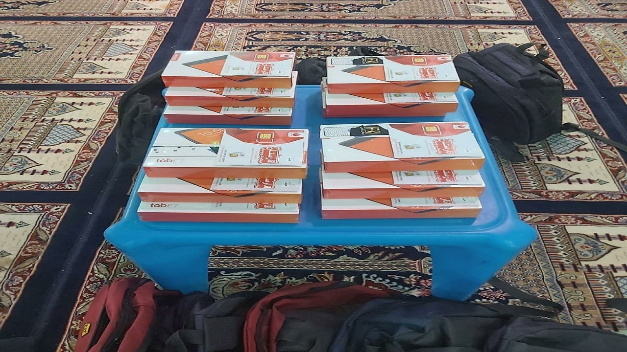 اهدای تبلت به دانش آموزان کم برخوردار در آبادان وخرمشهر