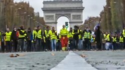معترضان به خشونت پلیس فرانسه، با رفتاری وحشیانه‌تر مواجه شدند/ یک سال زندان، مجازات افرادی که از خشونت نیروهای نظامی عکس بگیرند + فیلم