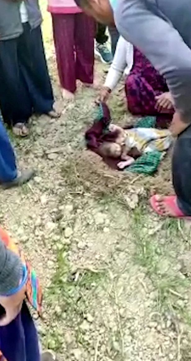 نجات نوزاد دفن شده در مزرعه در حال شخم+تصاویر