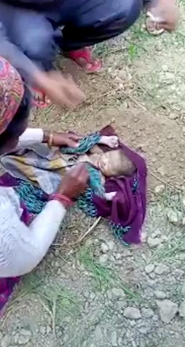 نجات نوزاد دفن شده در مزرعه در حال شخم+تصاویر