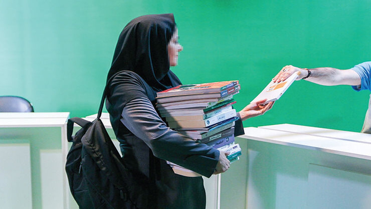 دمی با دختران کولبر کتاب در خراسان شمالی