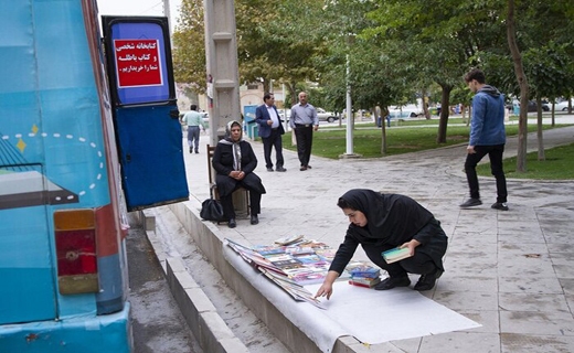 دمی با دختران کولبر کتاب در خراسان شمالی