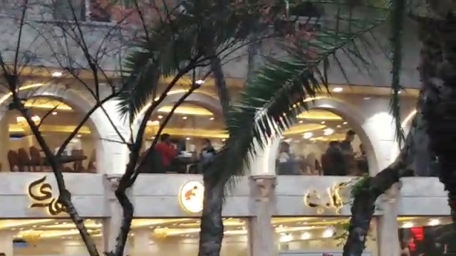 ازدحام جمعیت در رستوران رشت با چاشنی کرونا + فیلم