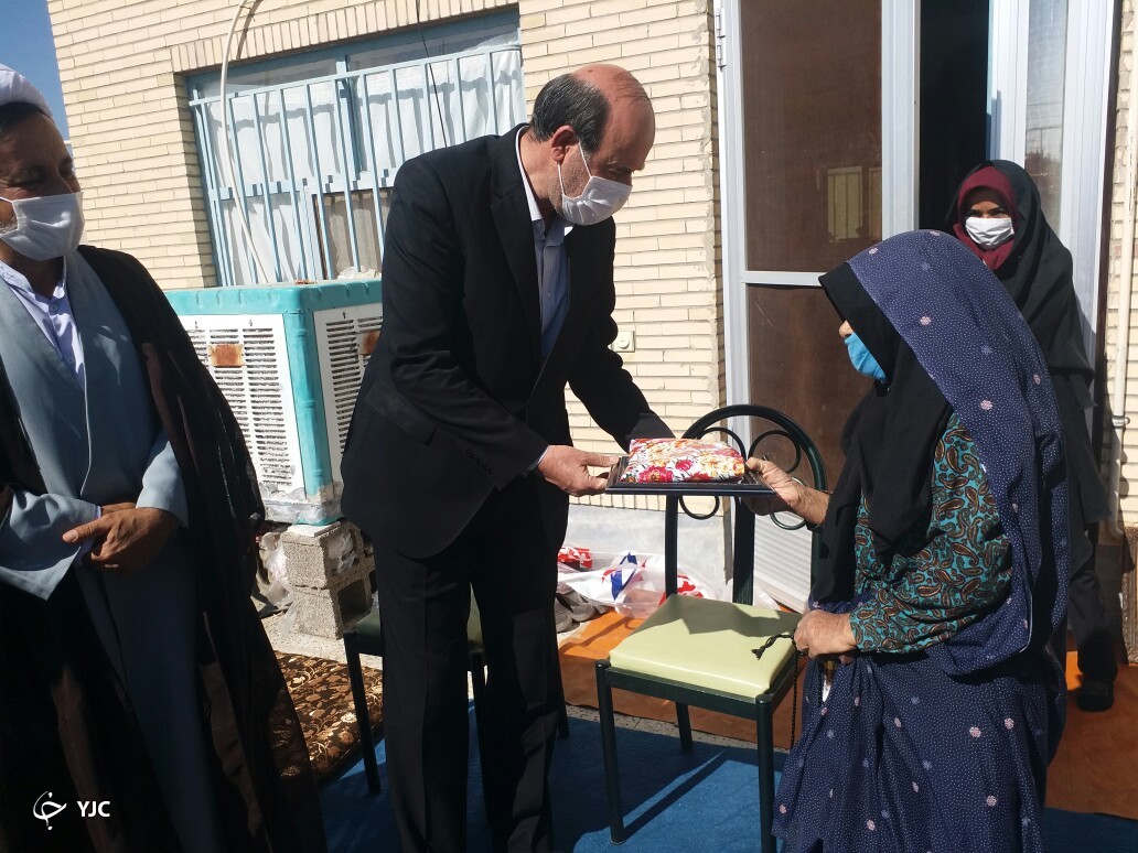 تجلیل از آفاق احمدی بانوی خیر 