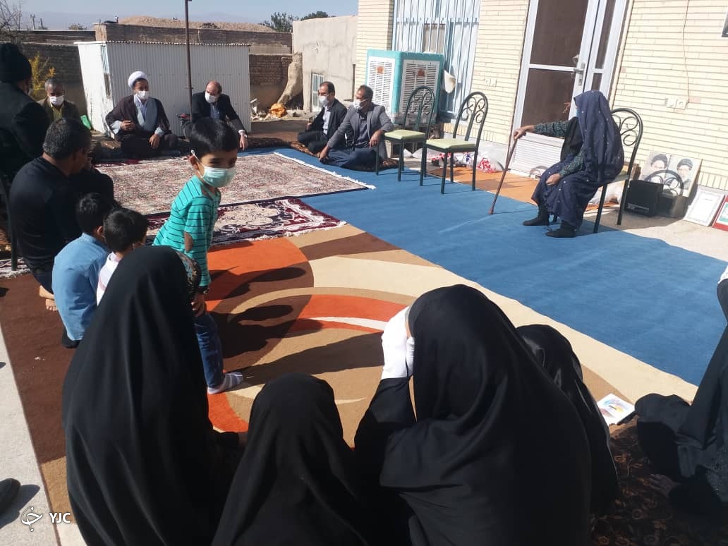 ۱۲۸ برنامه برای برگزاری هر چه تمام&zwnj;تر سالگرد شهید حاج قاسم سلیمانی  فرمانده سپاه پاسداران استان کرمان از آمادگی و داشتن ۱۲۸ برنامه ارائه شده به کارگروه&zwnj;ها برای برگزاری هرچه تمام&zwnj;تر سالگرد شهید حاج قاسم سلیمانی خبر داد.  به گزارش خبرنگار گروه استان&zwnj;های باشگاه خبرنگاران جوان از کرمان، سردار حسین معروفی فرمانده سپاه پاسداران استان کرمان در جلسه کمیته زائران، ضمن تسلیت شهادت امام حسن عسکری (ع) وتبریک آغاز امامت حضرت حجه (عج)، گفت: کمیته راهیان و زائران شهید حاج قاسم سلیمانی، یکی از کمیته&zwnj;های مهم برای برگزاری سالگردو همچنین ترویج مکتب حاج قاسم، است.  او افزود: یکی از نکات حائز اهمیت برای حفظ سلامت زائران در شرایط فعلی، راه اندازی کمیته خدمات بهداشتی است.  سردار معروفی تصریح کرد: خدمات بهداشتی را باید جدی بگیریم وباید به سایر کمیته&zwnj;های این ستاد افزوده شود.  او گفت: برای مراسم برگزاری سالگرد شهید سلیمانی در کشور، ۵ ستاد اعم از ستادحضرت رسول (ص) با فرماندهی کل، ستاد کرمان که از توجه وحساسیت بالاتری برخوردار است بدلیل محوریت برگزاری مراسم، ستاد سازمان بسیج وسیع کشور و ستاد بین الملل نیرو قدس تشکیل شده است.  او تصریح کرد: ۱۲۸ برنامه برای برگزاری هرچه تمام&zwnj;تر سالگرد شهید حاج قاسم سلیمانی درنظر وپیشنهاد شده است که به کارگروه&zwnj;ها برای آماده سازی وتکمیل، تحویل داده شده است.  سردار معروفی گفت: کار&zwnj;ها و برنامه&zwnj;های این ستاد در استان کرمان، بررسی و با خانواده شهید سلیمانی هماهنگ شده است و همچنین ستاد مرکزی، برنامه&zwnj;های پیشنهادی ستاد استان کرمان در دهه شهادت سردار را پذیرفته است.  او بیان کرد: برگزاری اولین سالگرد شهید حاج قاسم سلیمانی در استان کرمان قطعی بوده و آمادگی لازم را در این باره خواهیم داشت.  او با اشاره به اینکه مراسم با رعایت تمامی دستورالعمل&zwnj;های بهداشتی انجام می&zwnj;شود، افزود: نظارت&zwnj;ها بسیار سختگیرانه و با تعداد محدود مهمانان و در زمان محدود و کوتاه برگزار می&zwnj;شود.  فرمانده سپاه پاسداران استان کرمان، عنوان کرد: برگزاری اولین سالگرد شهید حاج قاسم سلیمانی در سراسر کشور و در تمام استان&zwnj;ها بصورت کاملا مدیریت شده، برگزار خواهد شد.  او تصریح کرد: برگزاری این مراسم، فرصت مناسبی است برای ایستادن در برابر عرض اندام دشمنان تا با ایجاد گفتمان سازی و فرهنگ&zwnj;سازی در جامعه نشاط معنوی را ایجاد، و جلوی هجمه&zwnj;های دشمنان گرفته شود.  سردار معروفی گفت: کمیته راهیان وزائران وترویج مکتب حاج قاسم برای پذیرش مدیریت شده دانش آموزان و دانشجویان از سراسر کشور آمادگی دارد، اما در شرایط موجود اجازه پذیرش نداریم.  او افزود: روزانه برای هزار نفر زائر آمادگی پذیرش داریم، اما درحال حاضر شرایط به گونه&zwnj;ای است که اعزام کاروان&zwnj;ها به استان ممنوع است.  فرمانده سپاه پاسداران استان کرمان، تصریح کرد:: سلامت همه افراد وزائران شهید حاج قاسم سلیمانی، در اولویت بوده و حتی یک نفر هم نباید در این مراسم بیمار شود.