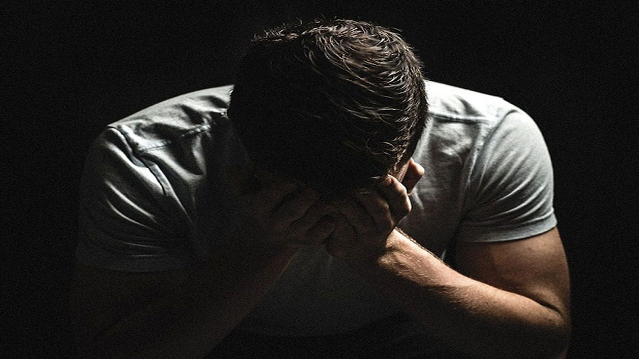 زن فریبکار کارمند بانک را به دردسر انداخت!
