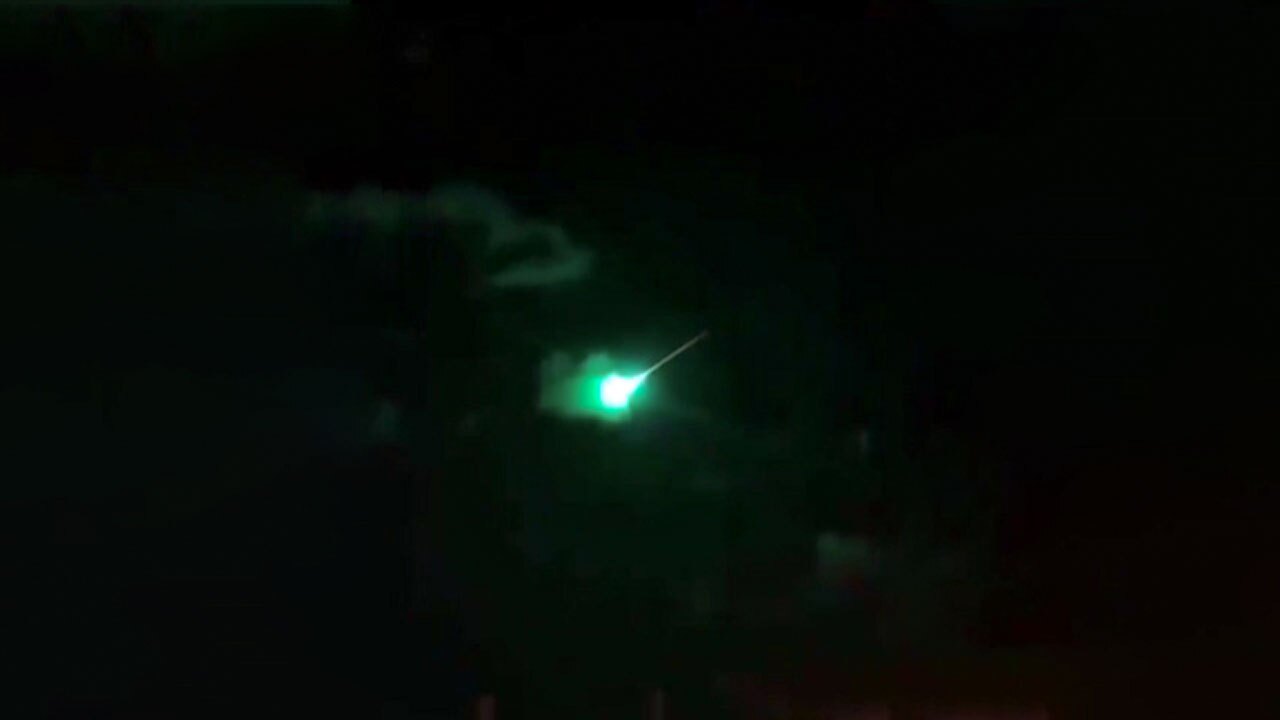 نور خیره‌ کننده یک شهاب سنگ، هنگام عبور از آسمان + فیلم