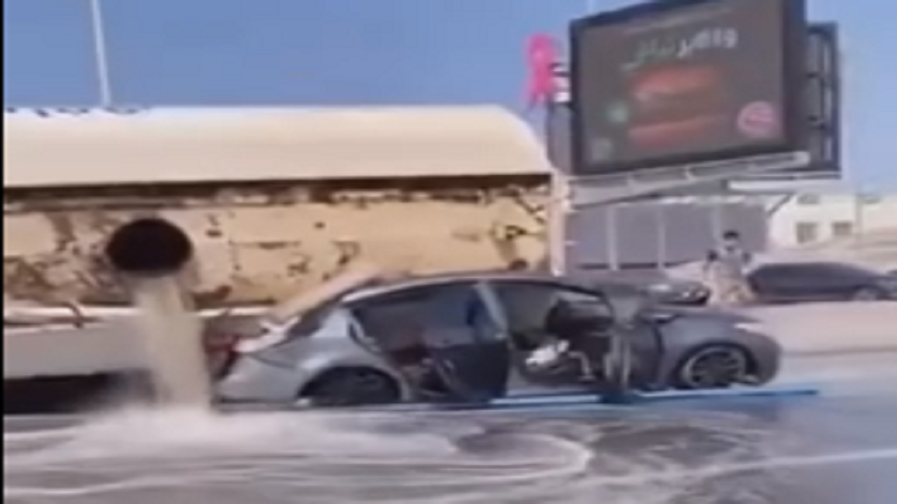 مخزن آب ۳ ماشین را در عربستان سعودی خرد کرد!