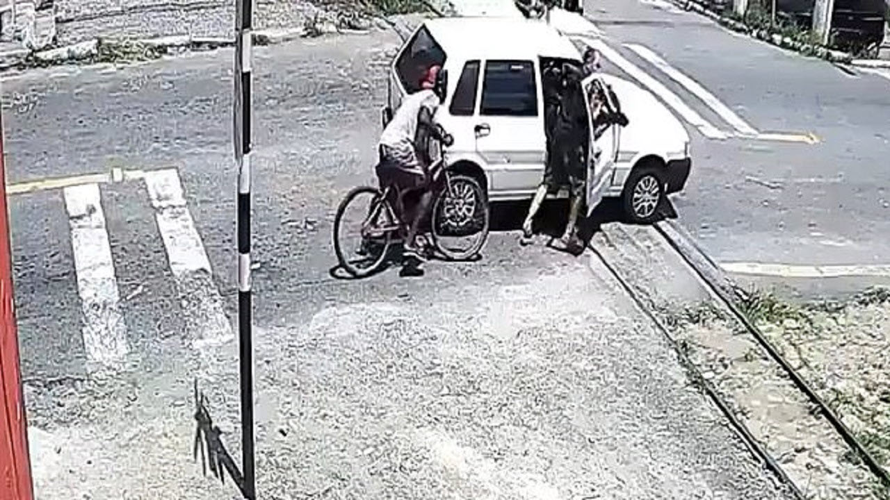 کشمکش عجیب دو پاسبان با سارق در خیابان!