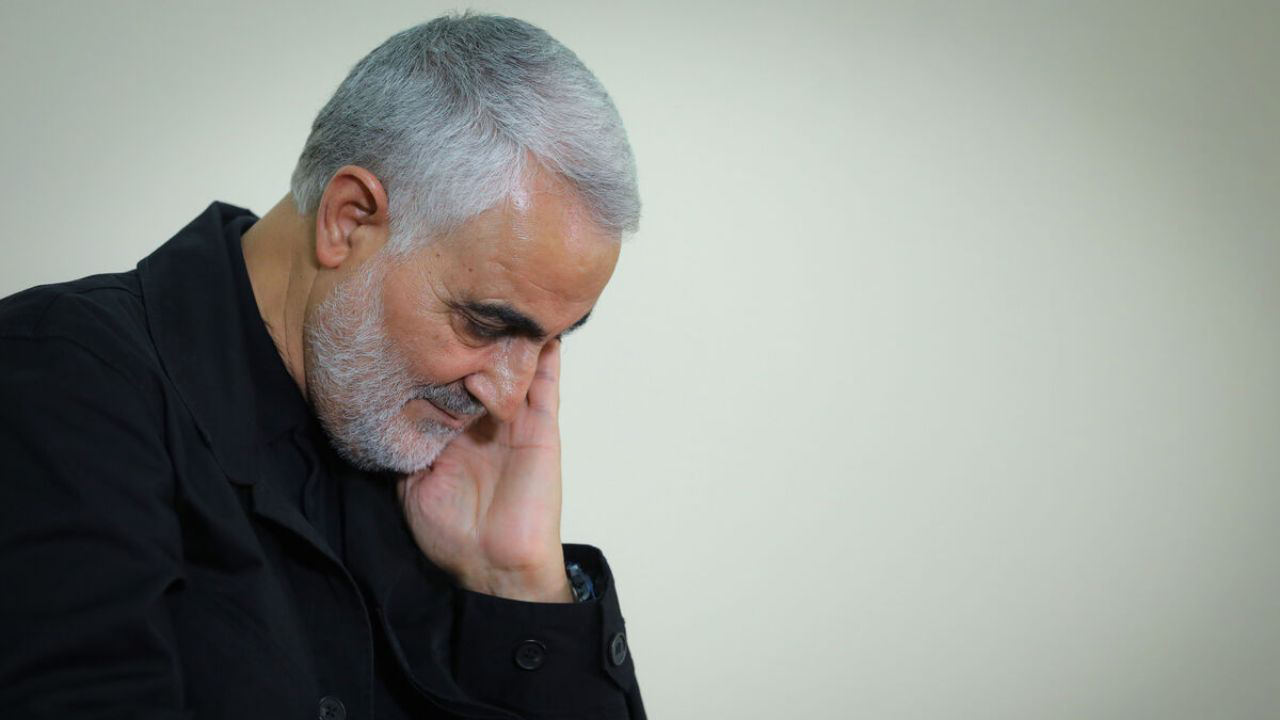 تصویری از شهید قاسم سلیمانی در جوار حرم امامین عسکریین (ع)