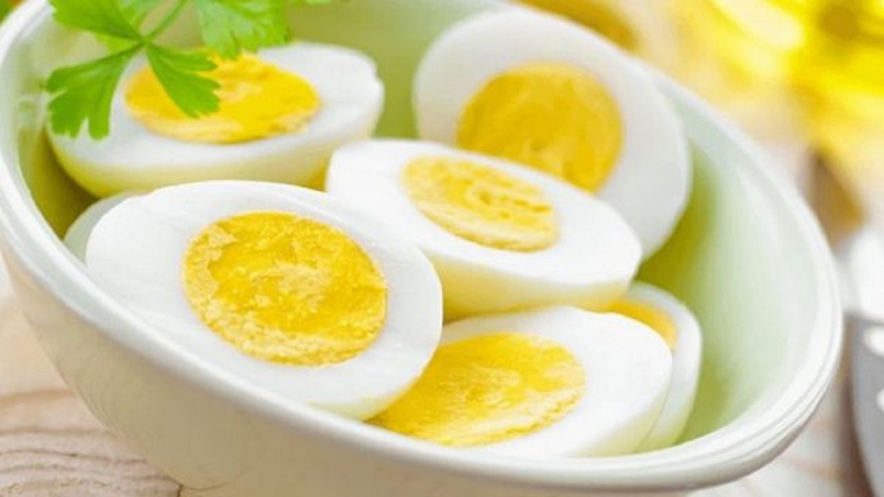 ویدئویی از تخم مرغی با رنگ عجیب