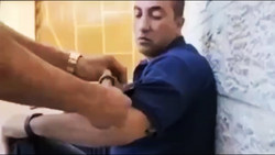بیرون آوردن ۲۰ کرم از داخل چشم یک مرد + فیلم