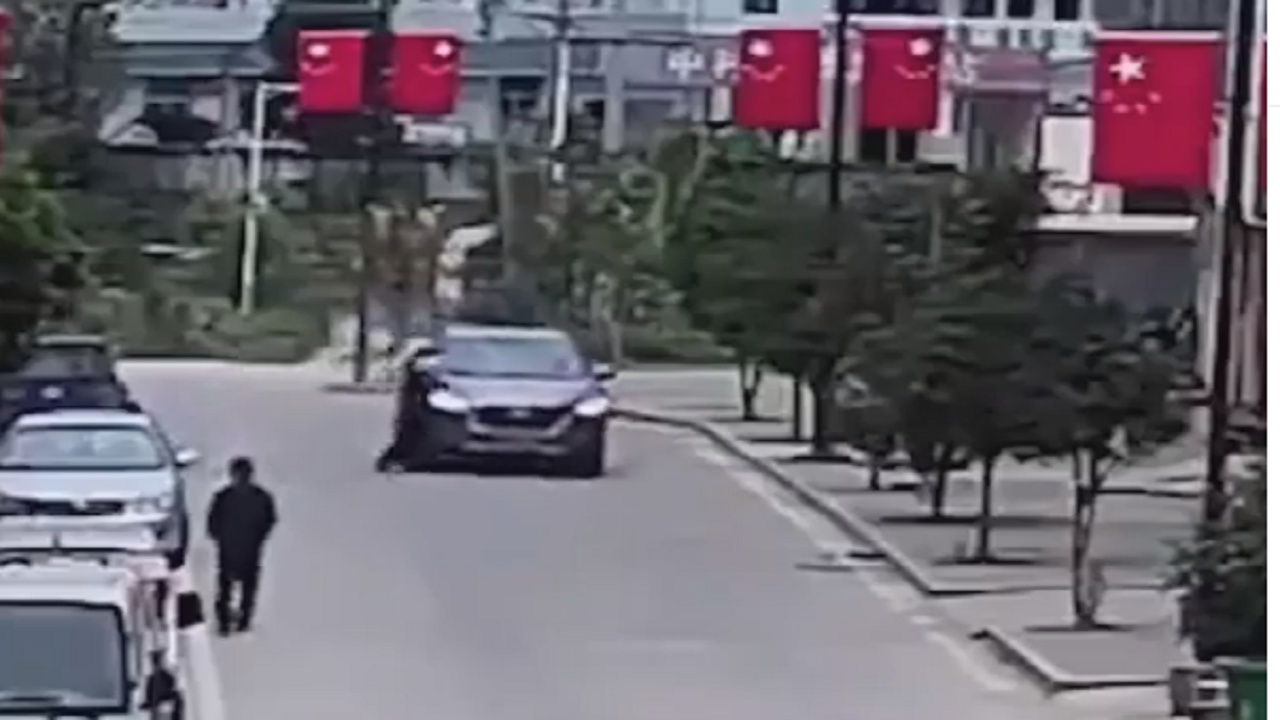 اتفاقی عجیب حین تصادف خودرو با مادر و فرزند