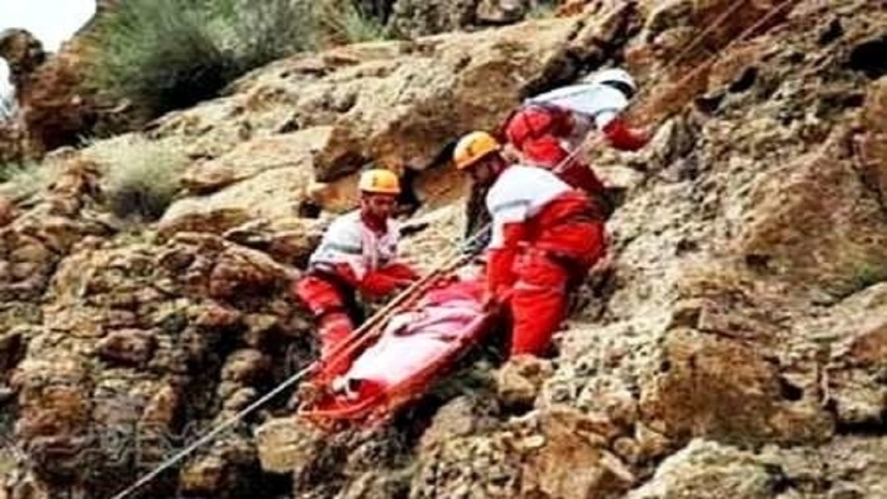 نجات کوهنورد ۳۹ ساله از کوه‌های بختیار دشت