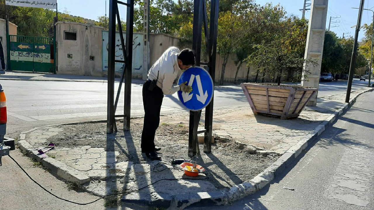 کاهش تصادفات بین شهری با نصب علائم راهنمایی و رانندگی