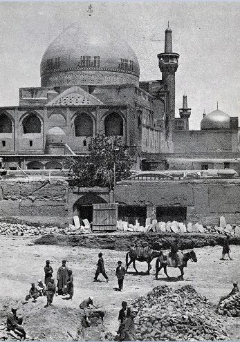 رد پای بانوی هنردوست در حرم امام رضا (ع) که همه را شگفتزده میکند رد پای بانوی هنردوست در حرم امام رضا (ع) که همه را شگفتزده میکند