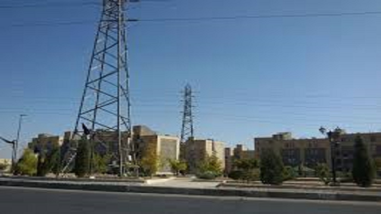 دکل‌های برق و خط انتقال نفت در شهر سمنان خطرآفرین است