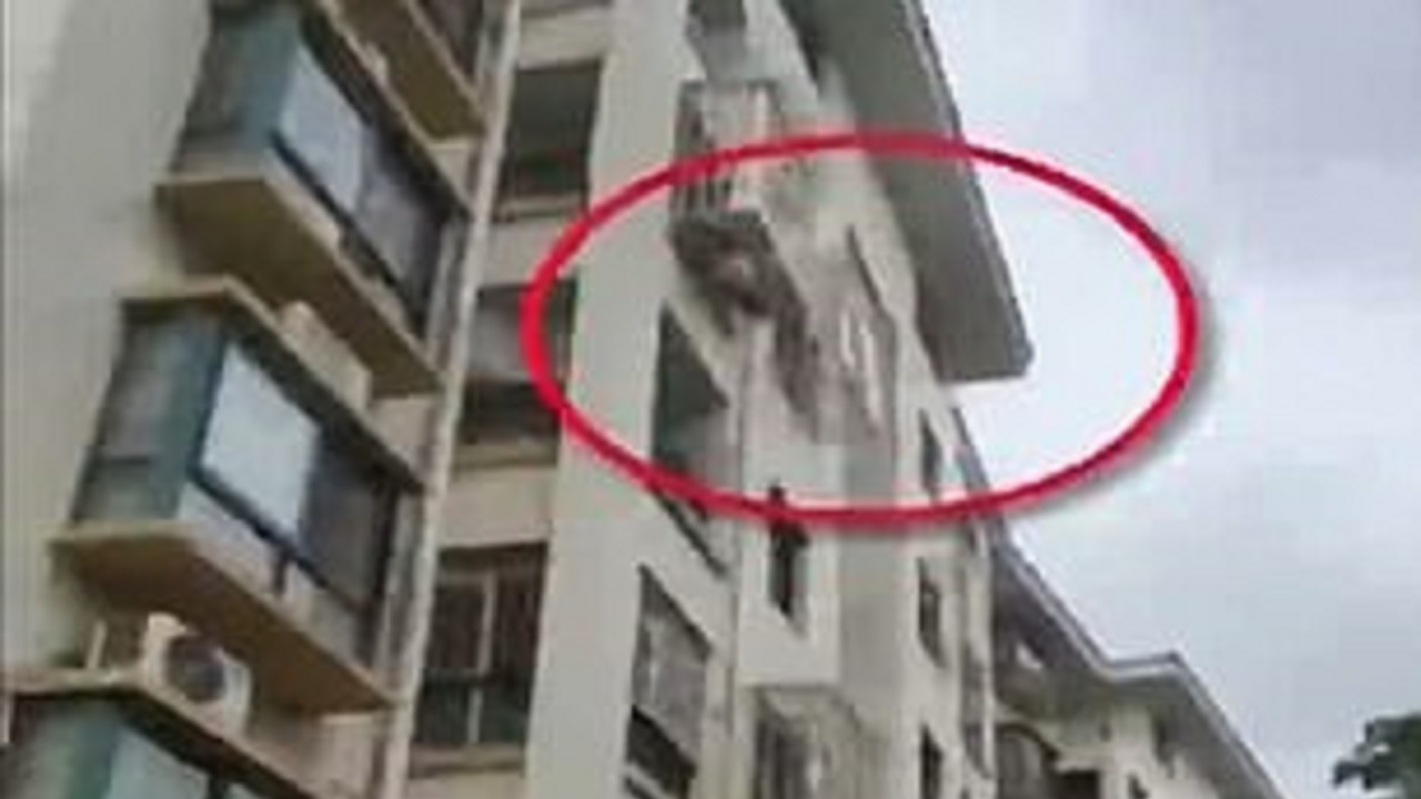 نجات معجزه‌آسای کودک هنگام سقوط از ساختمان