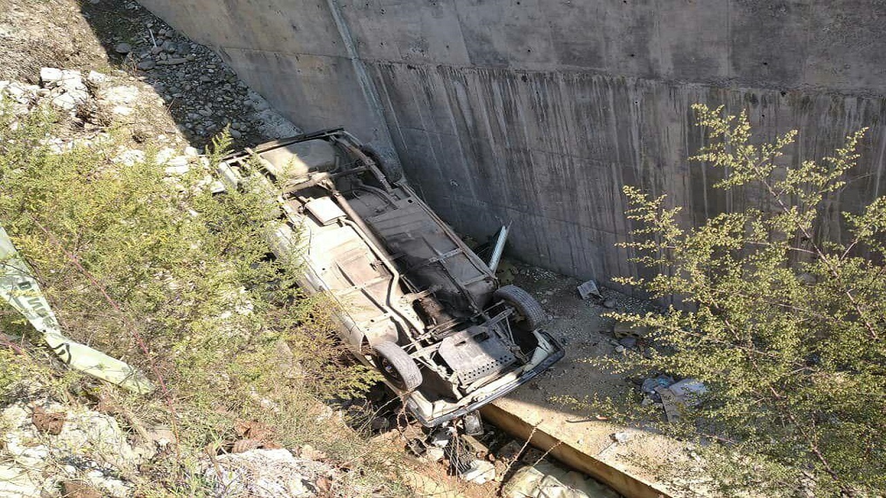 واژگونی خودرو در روستای امامزاده هاشم رشت + فیلم