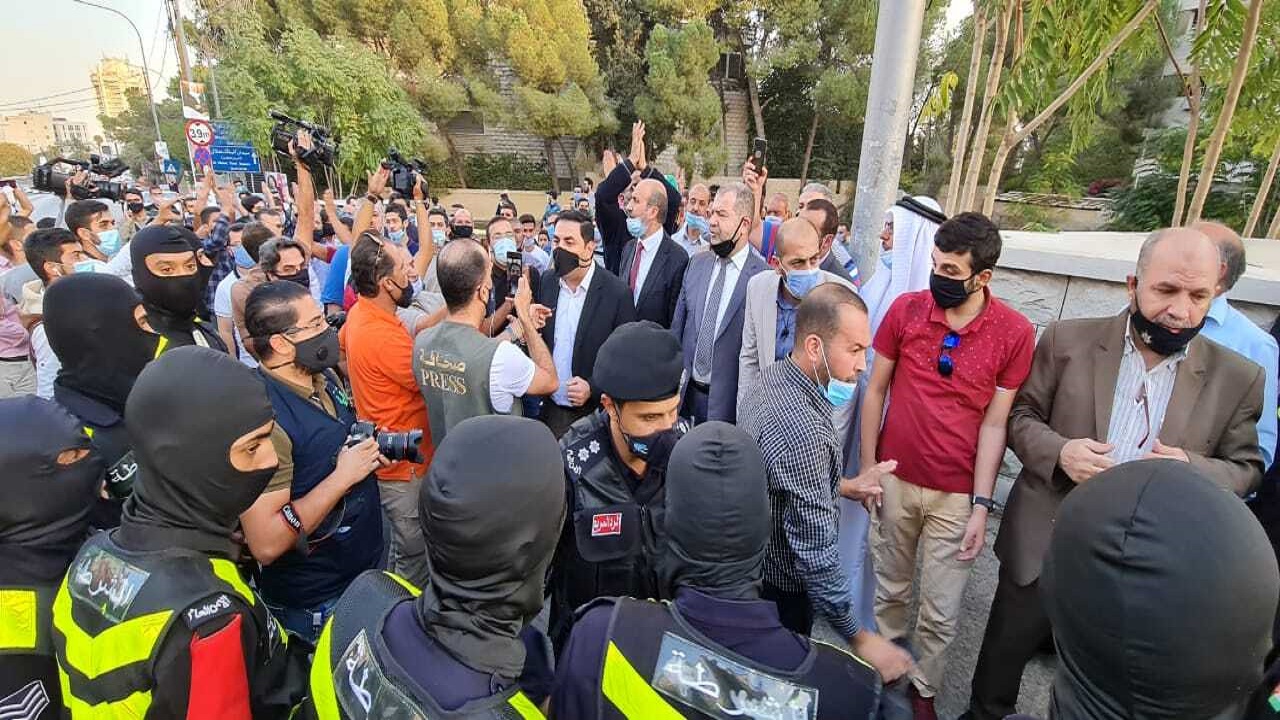 تحصن شهروندان اردنی مقابل سفارت فرانسه در محکومیت اهانت به اسلام