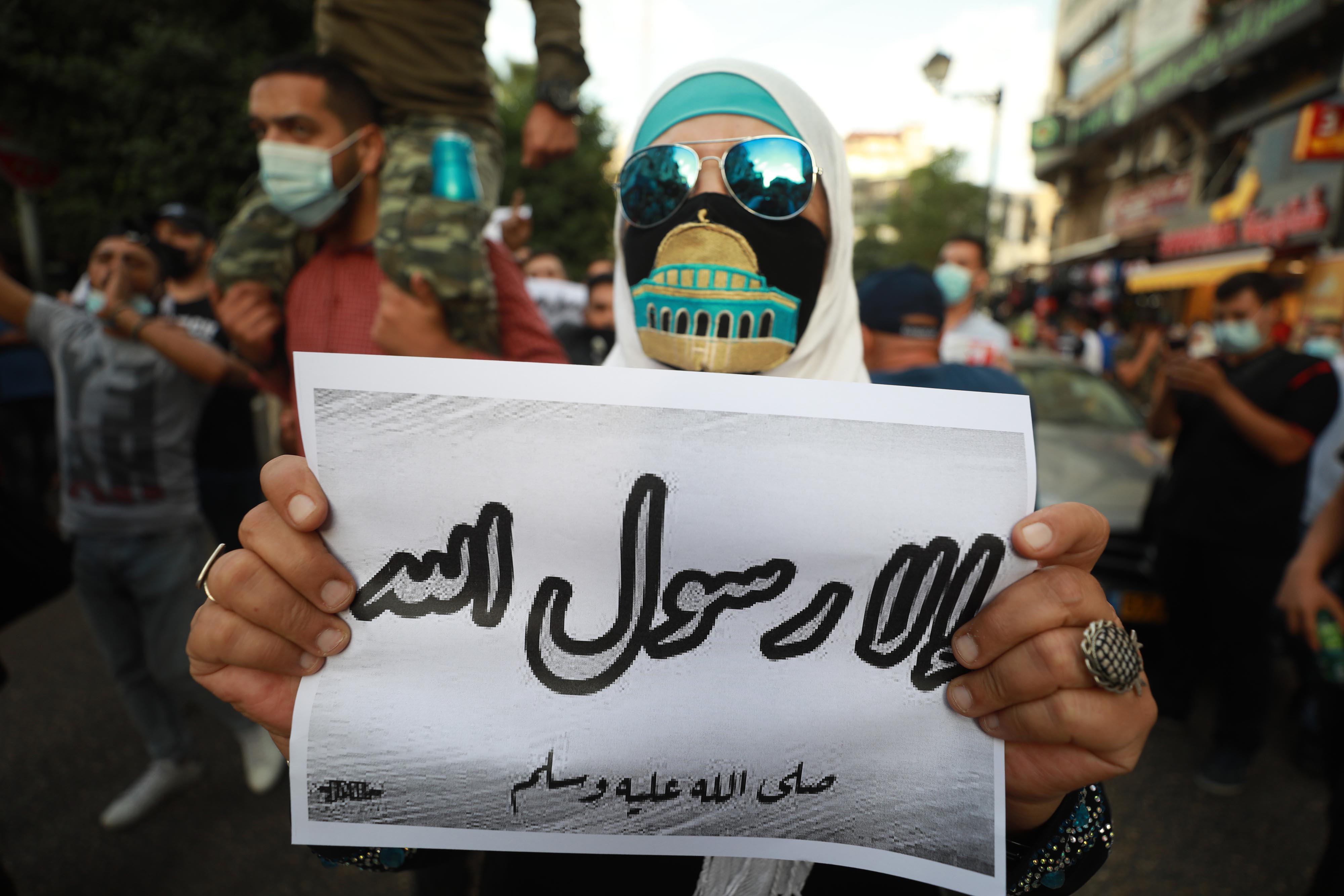 آتش زدن پرچم فرانسه و تصاویر مکرون در کرانه باختری+ تصاویر