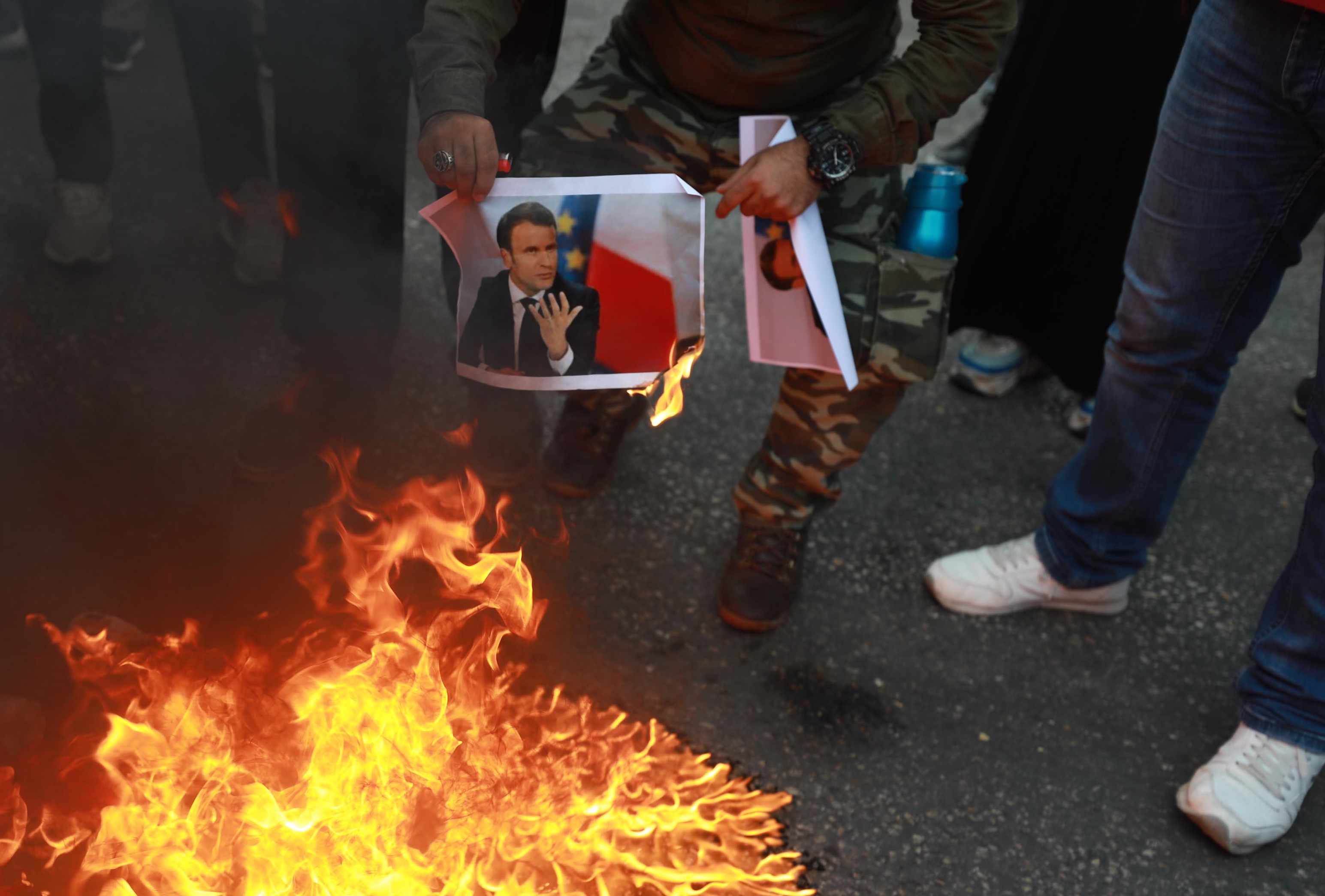 آتش زدن پرچم فرانسه و تصاویر مکرون در کرانه باختری+ تصاویر