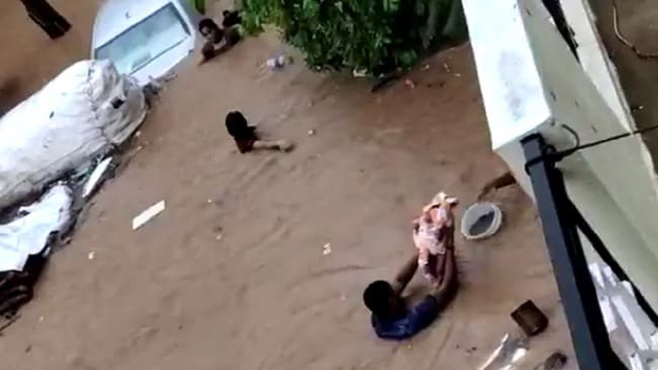 نجات معجزه آسای نوزاد حین وقوع سیل!