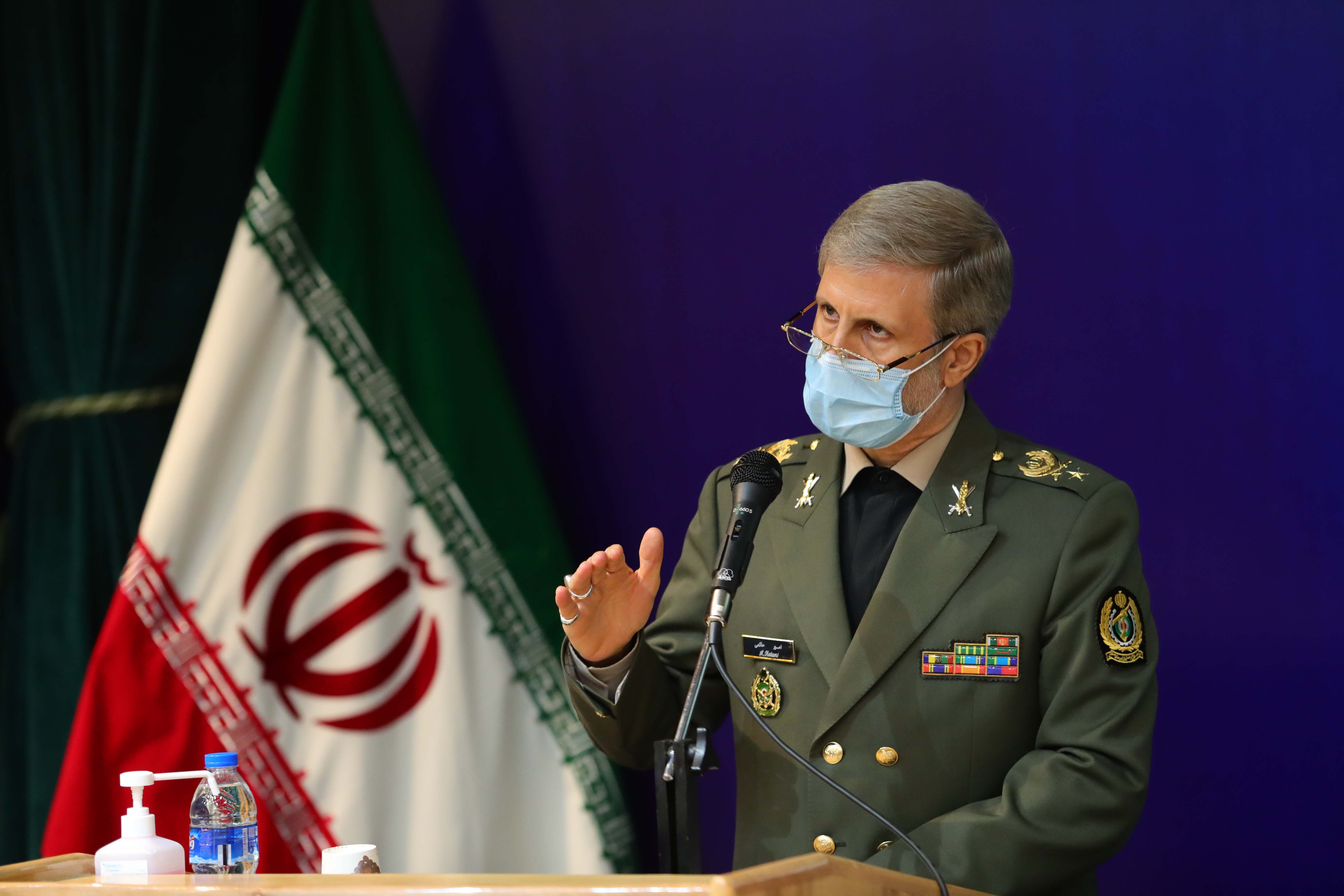 وزیر دفاع: پژوهشگران باید آن کاری را که موجب غافلگیری دشمن می شود، وجهه ی همت قرار دهند