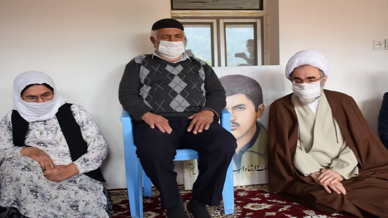 دیدار آیت الله فلاحتی با خانواده شهید فرمان پور یعقوب