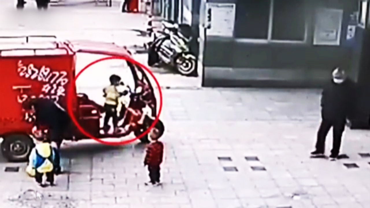 حادثه ساز شدن رانندگی بچه ۳ ساله با موتور سه چرخ + فیلم