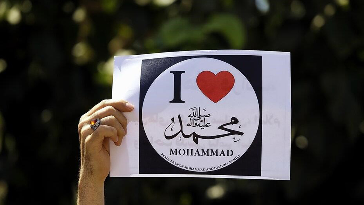 اهانت به ساحت مقدس پیامبر اعظم (ص) غیر قابل گذشت است
