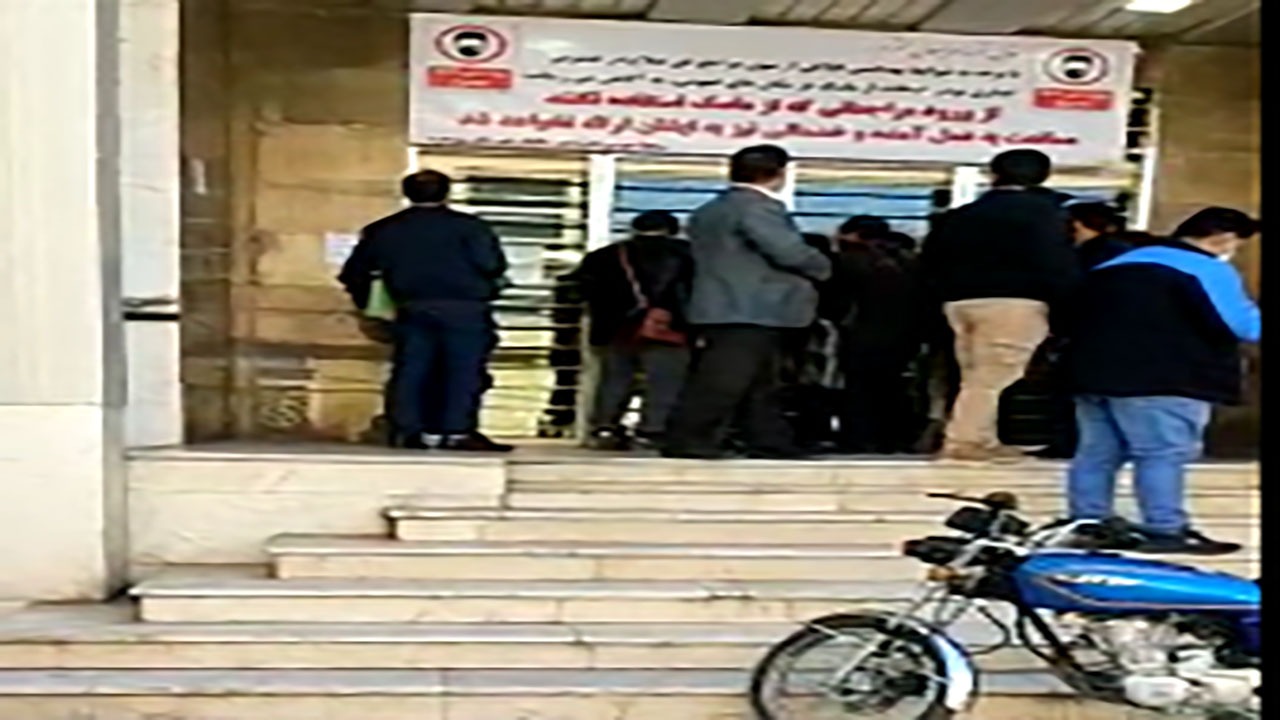 رعایت نشدن فاصله‌گذاری اجتماعی در اداره دارایی بروجرد + فیلم