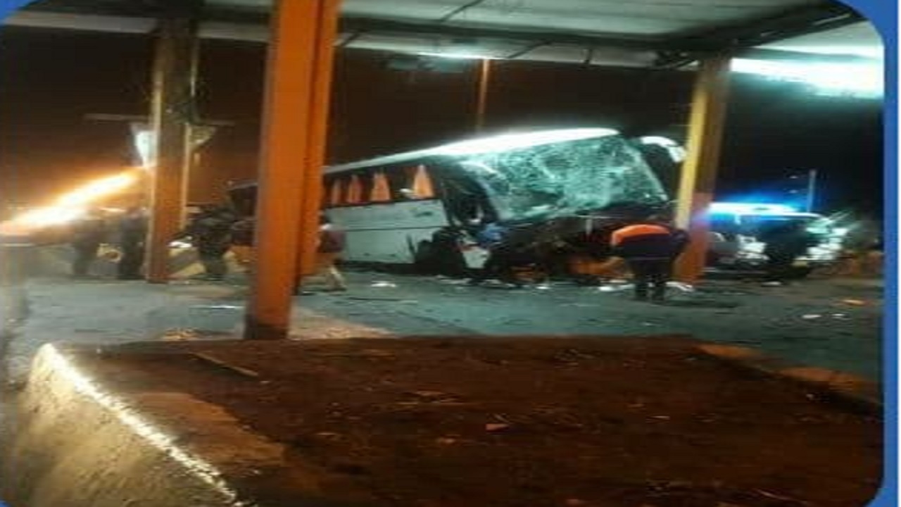۱۴ مصدوم در برخورد دو خودرو در آزاد راه قزوین _کرج