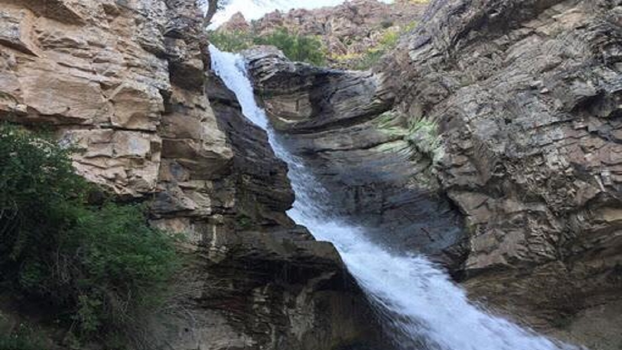 جلوه گری آبشار سنج در دل روستای ساوجبلاغ+عکس
