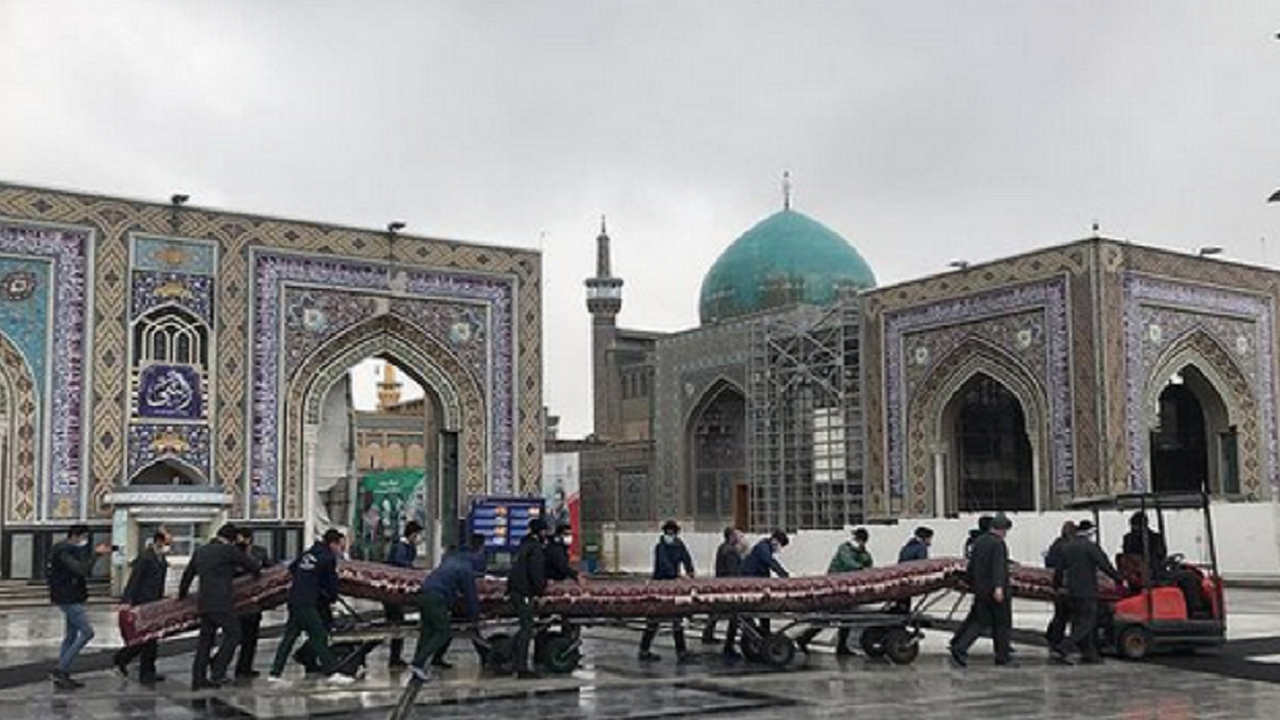 پشت صحنه مفروش شدن حرم رضوی با فرشی به متراژ ۱۴۴ متر