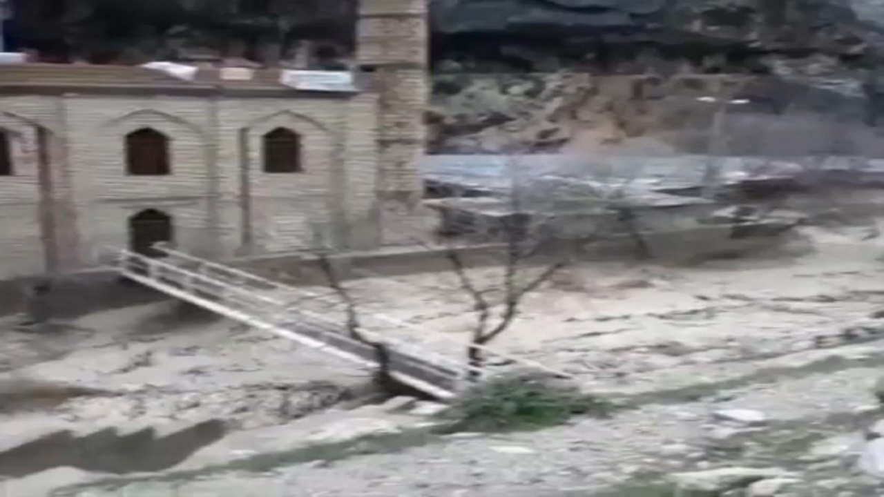 جاری شدن سیلاب در روستای شاه حمزه + فیلم