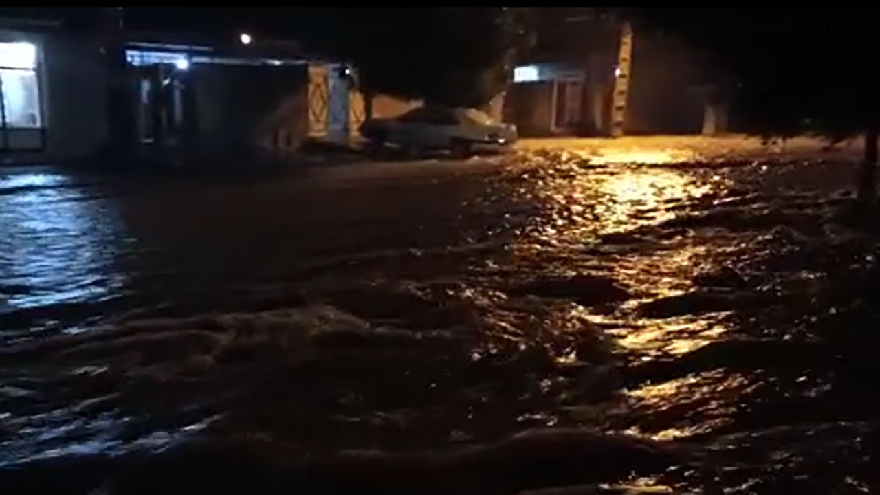 جاری شدن سیلاب در معابر دهلران + فیلم