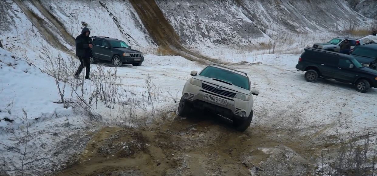 حملات SUV های اروپایی ، ژاپنی و روسی را به تپه برفی شیب دار تماشا کنید