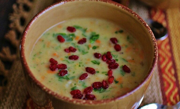 طرز تهیه سوپ زرشک مجلسی و خوشمزه با جو یا ورمیشل