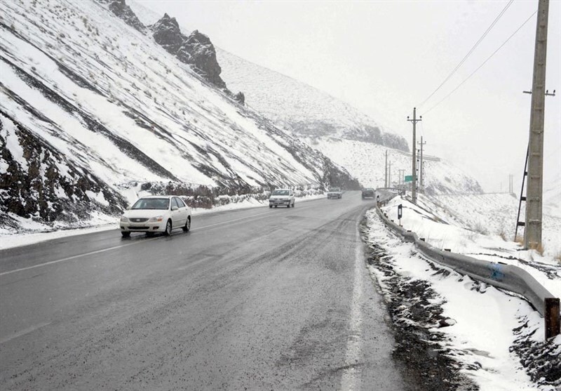جاده های استان همدان لغزنده است.