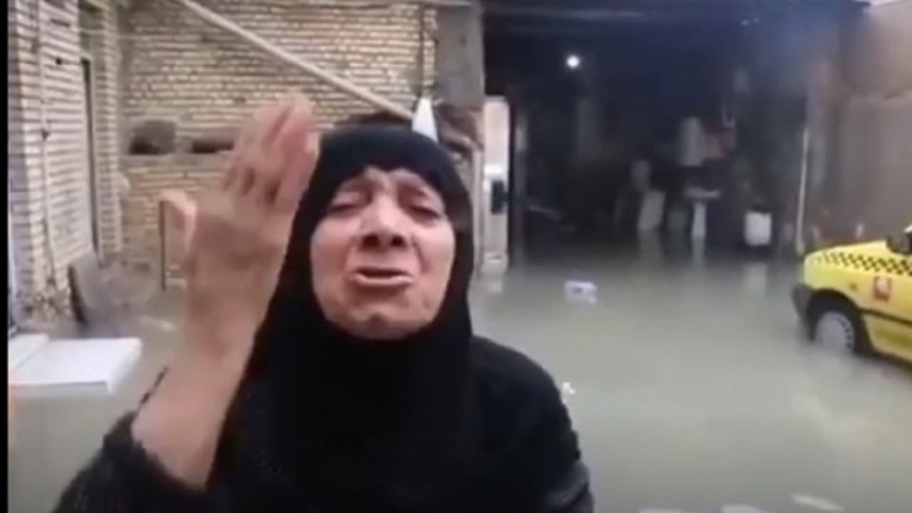 تخلیه آبگرفتگی منزل بانوی ماهشهری با کمک نیرو‌های جهادی