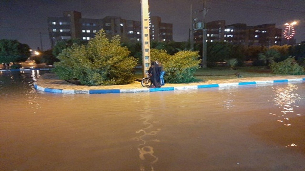 حال و روز خوزستان در چهارمین روز از آبگرفتگی‌ها؛ تلاش برای رفع مشکل آبگرفتگی و پس‌زدگی فاضلاب