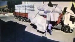 برخورد هواپیما با چند خودرو در بزرگراه + فیلم