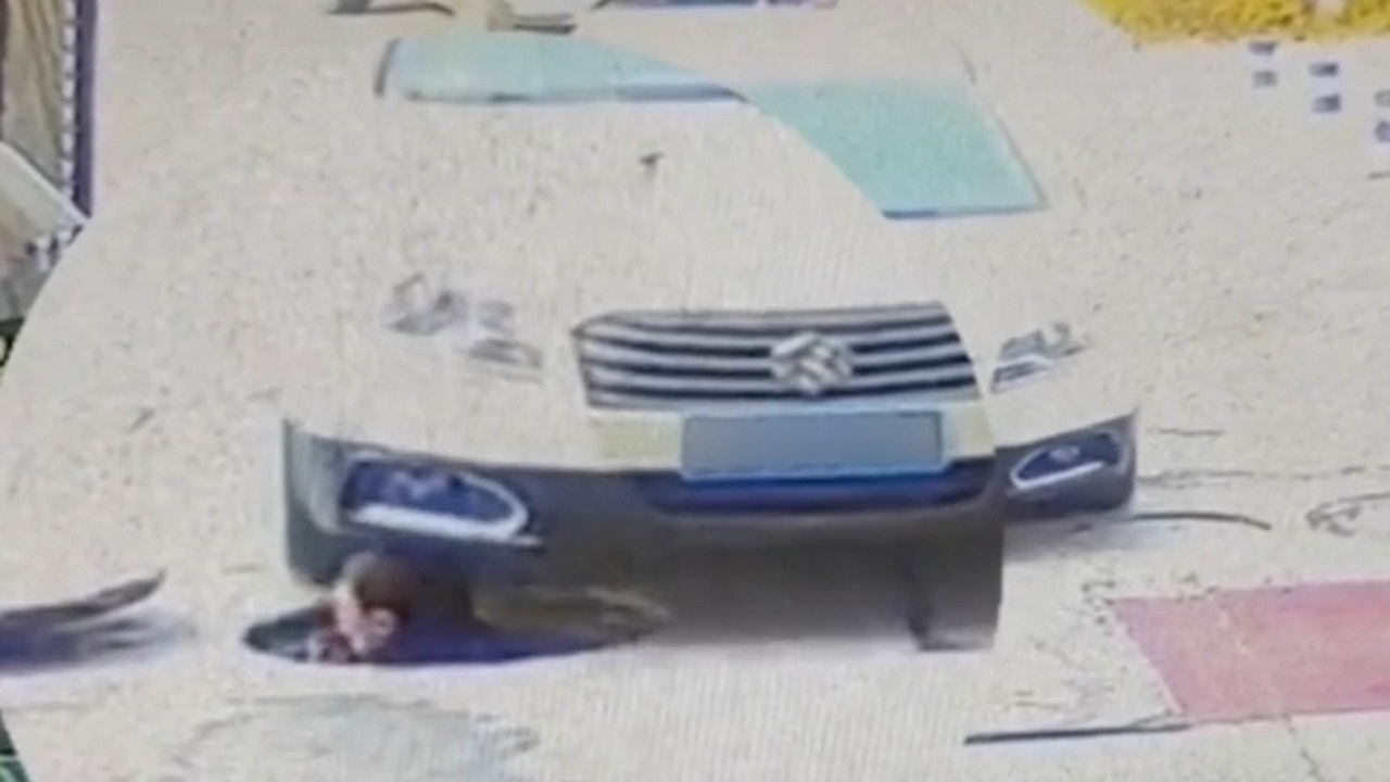 فرار کارگر از برخورد با چرخ خودرو حین خروج از فاضلاب!