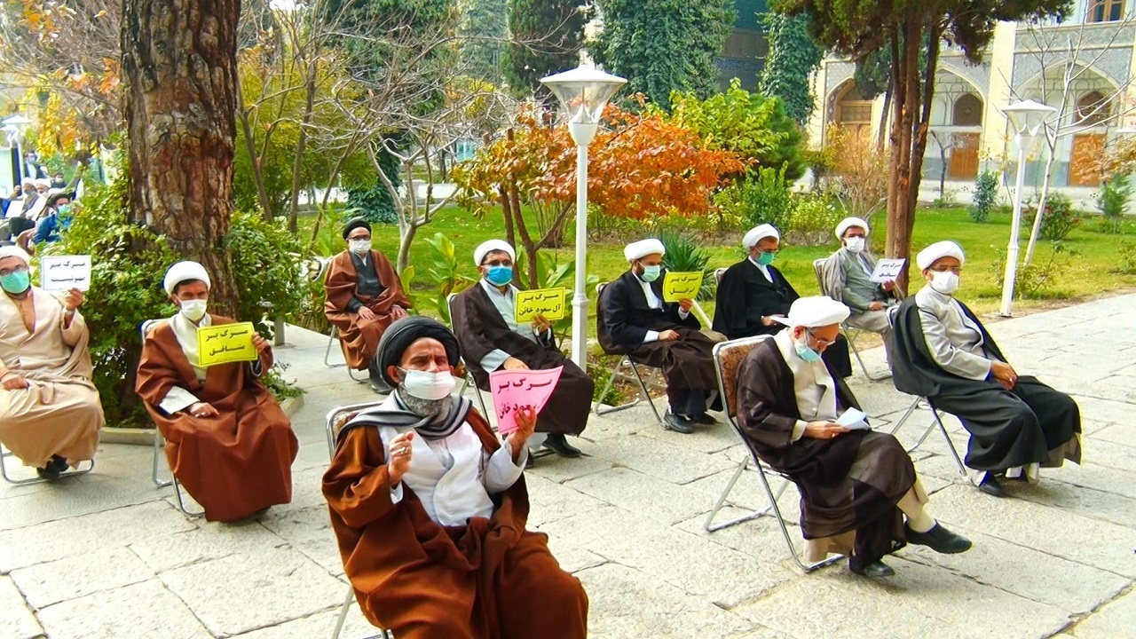 تجمع جمعی از طلاب در مدرسه صدر بازار اصفهان